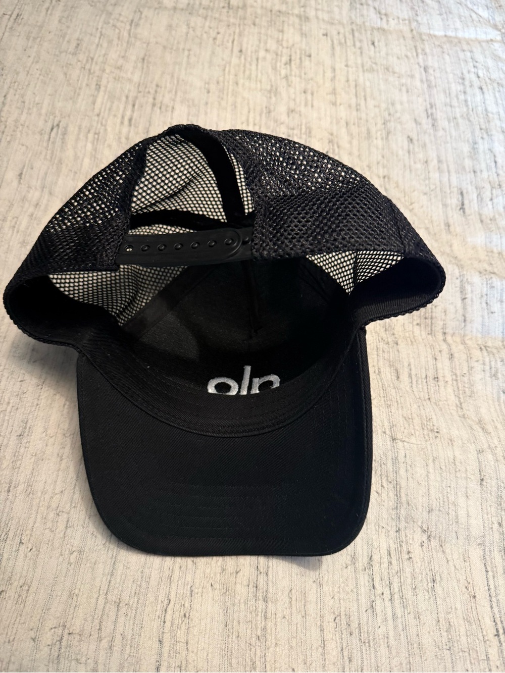 ALO Yoga Black Hat with White Logo - Picture 3 of 3